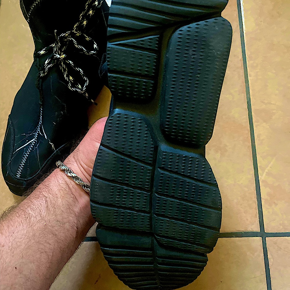 John Geiger 002 worm all of one time. Size 11.5 US and black and white